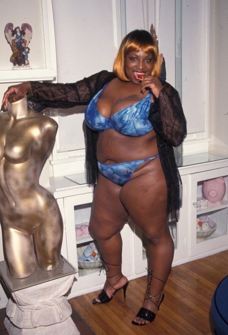 Chubby ebony slut Homer Newsome has an interracial 3some with white dudes