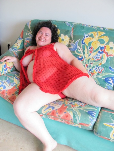 BBW amateur Viktoria spreads & toys her pussy with a dildo on the couch