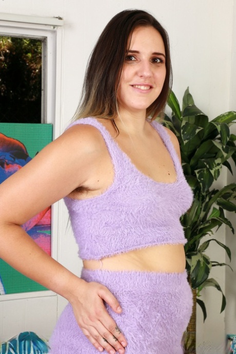 Voluptuous amateur Dria Submits spreads her inviting hairy pussy up close
