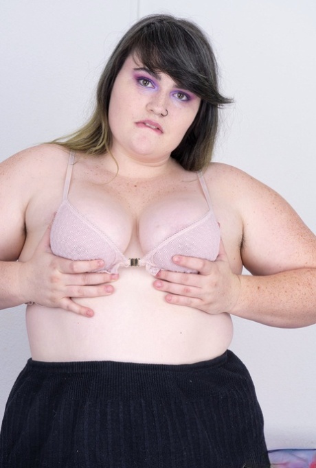 Fatty Cece Lachey spreads her hairy pussy & shows her big ass at the casting