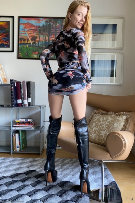 Slim teen with a hairy pussy Riley Star flaunts her tasty asshole in heels