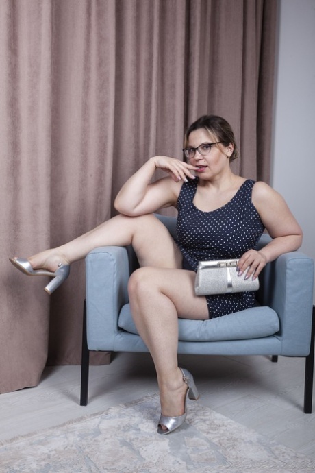 Ukrainian mom Ellariya Rose reveals her monster curves and her furry pussy