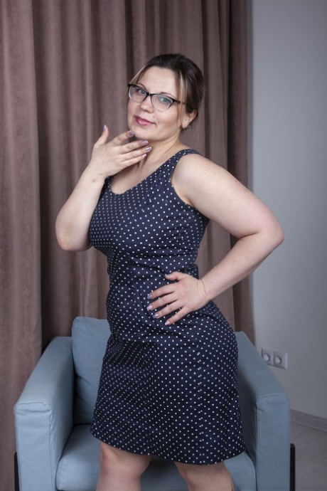 Ukrainian mom Ellariya Rose reveals her monster curves and her furry pussy