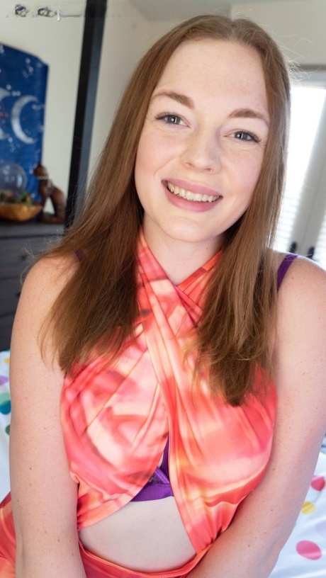 Sweet amateur teen Samantha Reigns unveils her fabulous body & poses in a solo