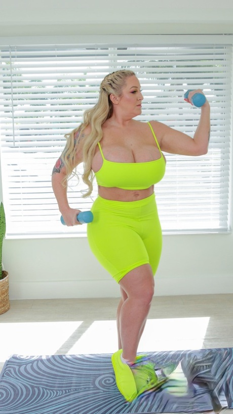 Fat blonde MILF Hot Ass Hollywood shows her massive ass and gets rammed