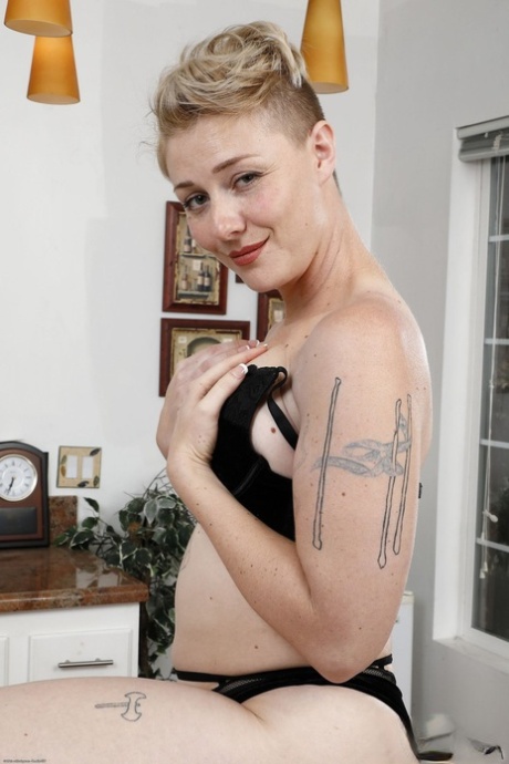 American hippie Dakota Rose unveils her big juggs and hairy holes