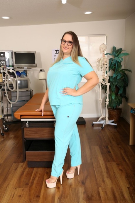 Chubby nurse Rose LaReine fucks a patient and opens her mouth for a cumshot