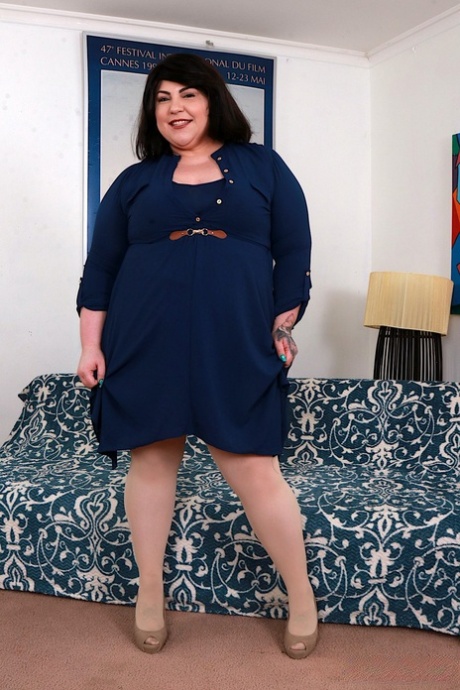 Slender blonde lesbian fucking brunette BBW Bella Bendz with a strapon