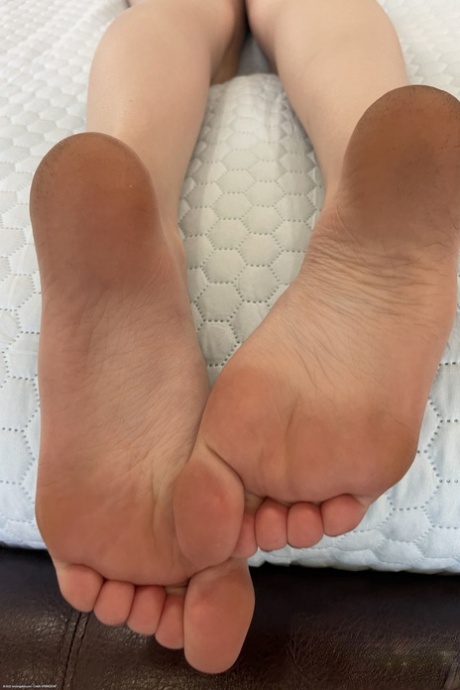 Amateur beauty Cecelia Taylor displays her feet and hot holes up close