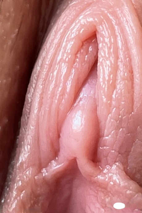 Teen Lily Adams shows her feet & her muff with a tampon in outdoor closeups