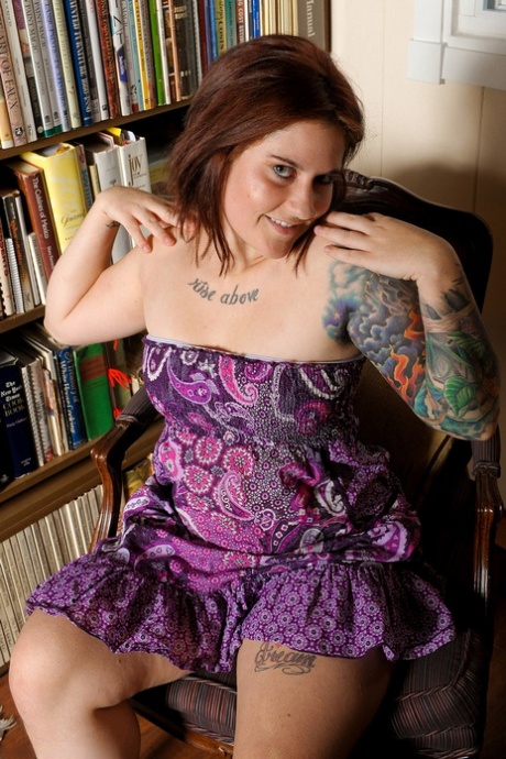 Fat inked amateur Marie shows her juicy cunt and big booty in a solo