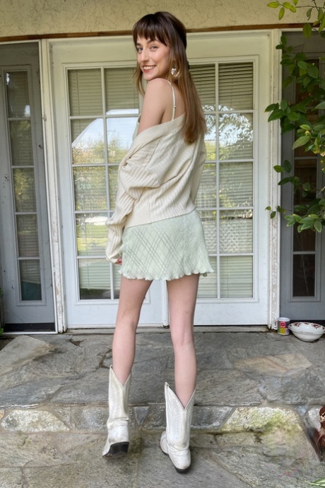 Hot amateur girlfriend Lana Smalls unveils her hot feet, holes & big booty