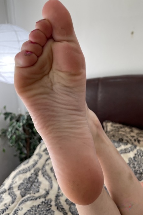 American girlfriend Kate Bloom strips and flaunts her holes & feet up close