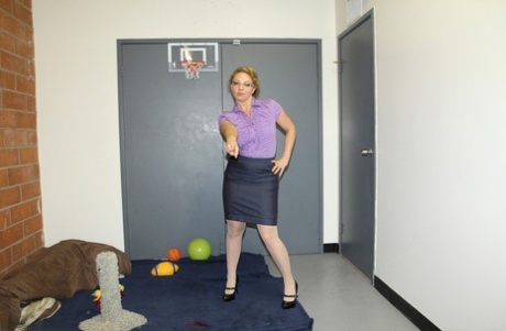 Secretary Kiki Daire unveils her big tits & gives an oily POV handjob