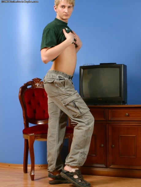 Caucasian gay beauty Gleb unveils his big ass and jerks off in a solo