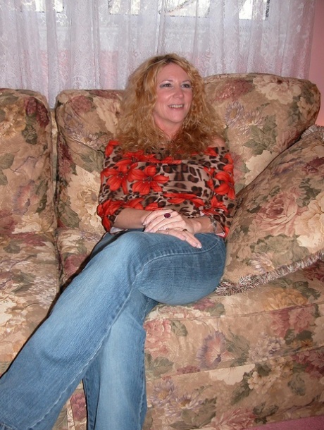 Blonde MILF Annie flaunts her big tits and big booty in a solo show