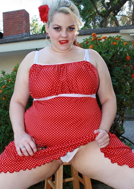 Blonde BBW amateur Devilyn Redd exposes her big tits & gets fucked from behind