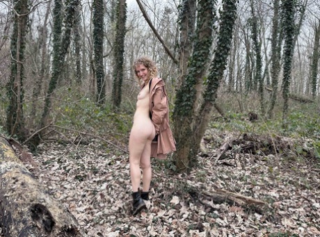 Amateur honeys reveal their perfect all-natural bodies and pose in the woods