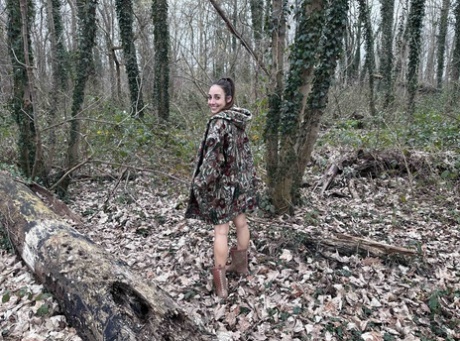 Amateur honeys reveal their perfect all-natural bodies and pose in the woods
