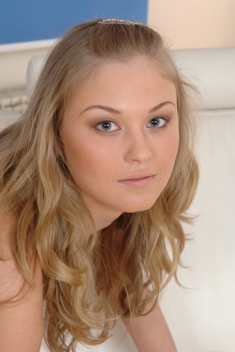 Naughty Russian beauty Barbamiska flaunting her big booty & hot feet in a solo