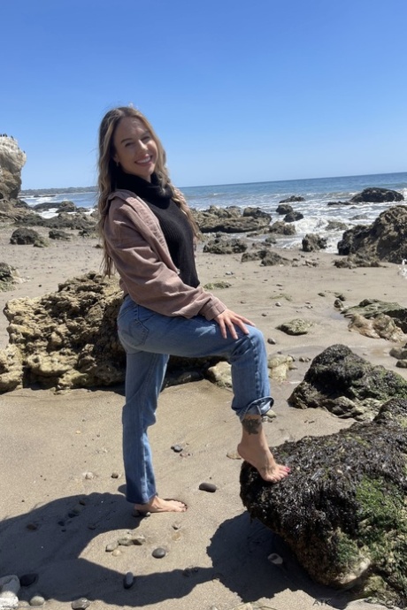 Charming amateur teen with hot feet Summer Vixen poses & masturbates in a solo
