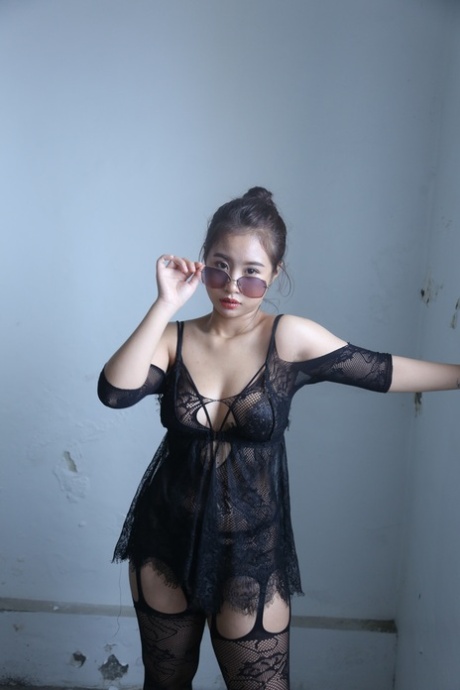 Curvy Asian babe in sunglasses flaunts her hot round ass in lingerie