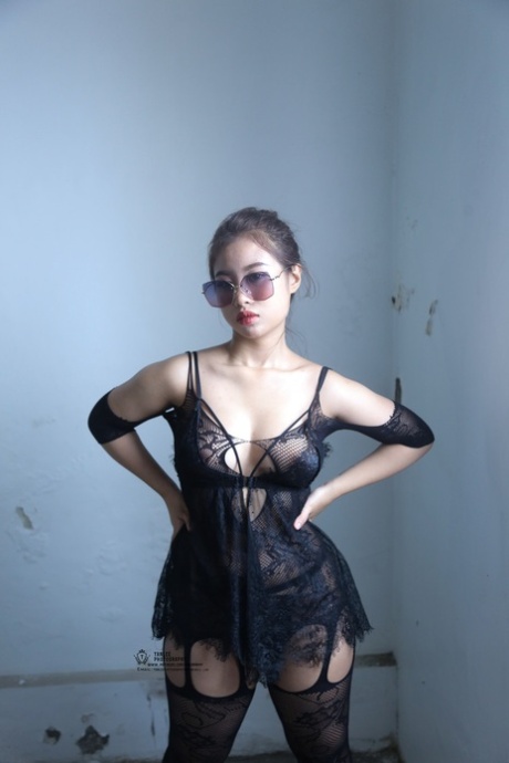 Curvy Asian babe in sunglasses flaunts her hot round ass in lingerie