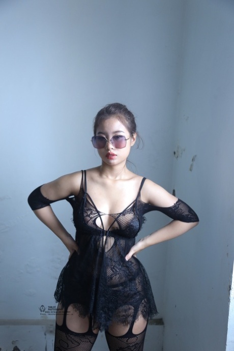 Curvy Asian babe in sunglasses flaunts her hot round ass in lingerie