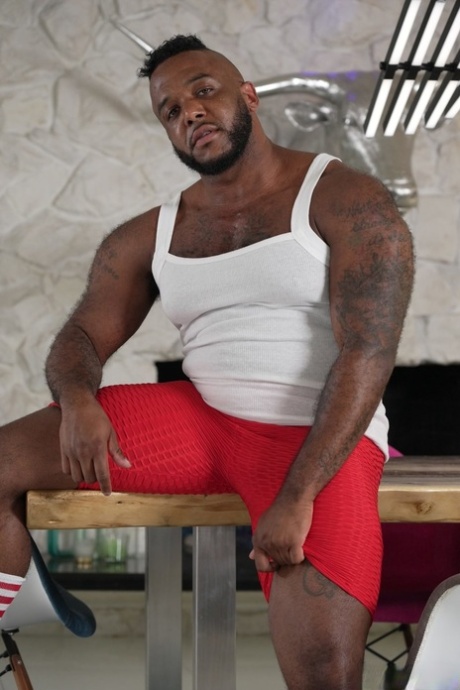 Muscular gay men Gunnar Stone & Micah Martinez have interracial anal sex