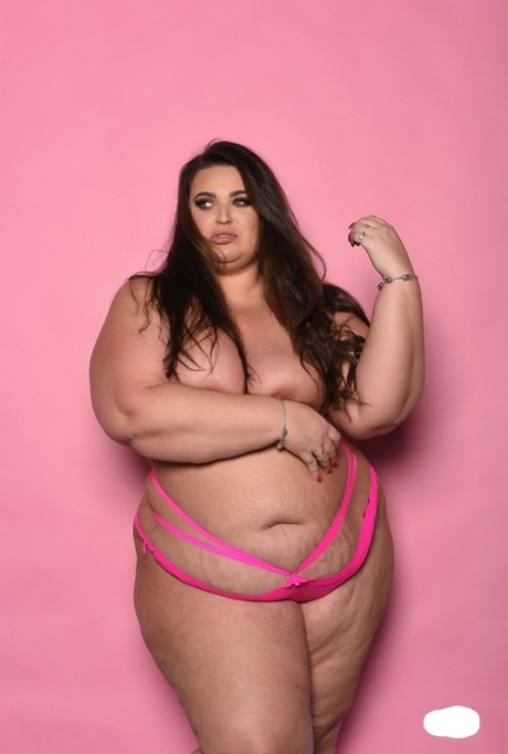 36-yo BBW MILF Yazmin Fox posing half naked and showing her big fatty booty