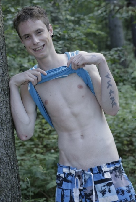Hung gay Benjamin Dunn enjoys outdoor anal sex with twink Ari Bow