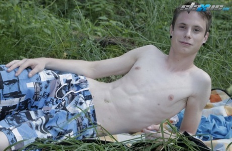 Hung gay Benjamin Dunn enjoys outdoor anal sex with twink Ari Bow