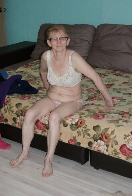 Naughty granny Arina shows off her saggy tits and her inviting pink pussy